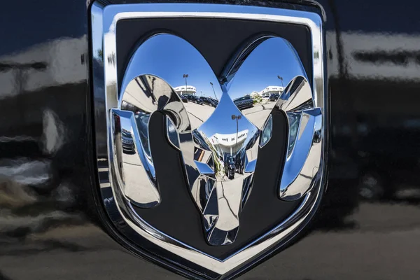 Indianapolis - Vers avril 2017 : Logo du hayon du camion Ram. Ram Trucks, Dodge, Chrysler et Jeep sont des filiales de FCA I — Photo