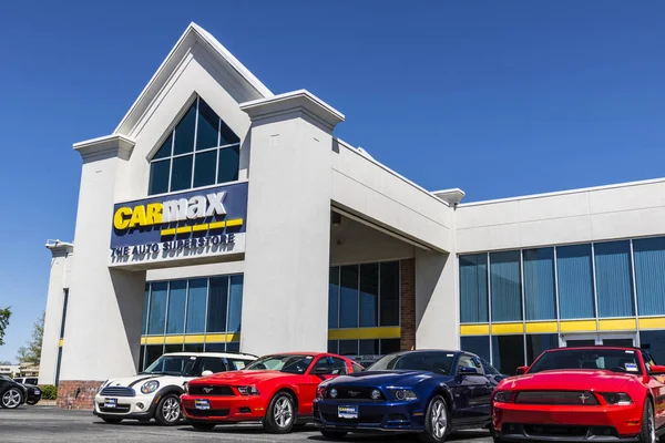 Indianapolis - Sekitar April 2017: CarMax Auto Dealership. CarMax adalah perusahaan ritel mobil terbesar di Amerika Serikat VII. — Stok Foto
