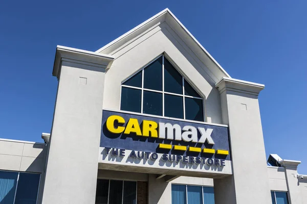 Indianapolis - około kwietnia 2017: Dealerskiej Auto usługi Carmax. CarMax jest największym sprzedawcą samochodów używane w nas Viii — Zdjęcie stockowe