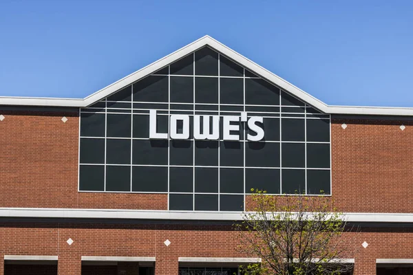 Indianapolis - Circa April 2017: Lowes Heminredning lagerstället. Lowes driver hem förbättring och apparaten butiker i Nordamerika Iv — Stockfoto
