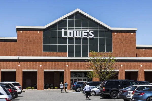 Indianápolis - Circa abril 2017: Lowe 's Home Improvement Warehouse. Lowe 's opera tiendas minoristas de electrodomésticos y mejoras en Norteamérica V — Foto de Stock