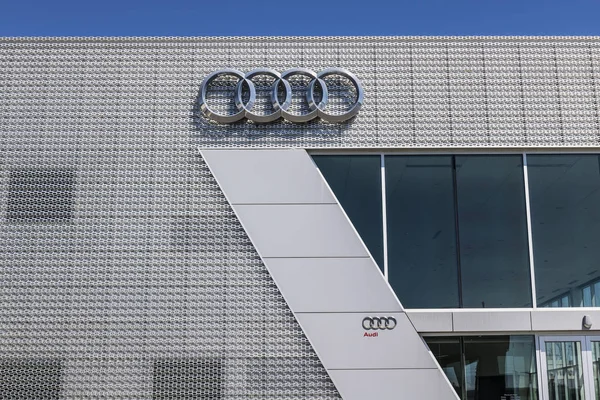 Indianapolis - Circa April 2017: Audi Automobile and SUV luxury car dealership. Audi is a member of the Volkswagen Group II — Stock Photo, Image