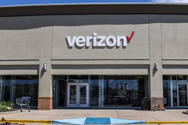 Indianápolis - Circa abril 2017: Verizon Wireless Retail Location. Verizon es el mayor proveedor de servicios de comunicaciones móviles de Estados Unidos XV — Foto de Stock