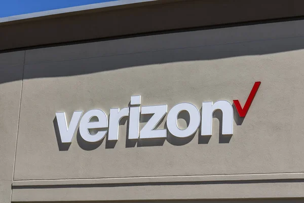 Indianapolis - Sekitar April 2017: Verizon Wireless Retail Location. Verizon adalah penyedia layanan komunikasi nirkabel AS XVI terbesar — Stok Foto