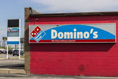 Marion - Nisan 2017 yaklaşık: Domino's Pizza Carryout Restoran. Domino's % 97'si franchise ile 840 bağımsız franchise sahipleri VIII ait olduğunu