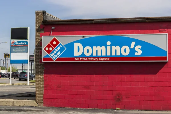 Marion - Circa April 2017: Domino's Pizza Carryout Restaurant. Domino's is 97% franchise-owned with 840 independent franchise owners VIII — Stock Photo, Image
