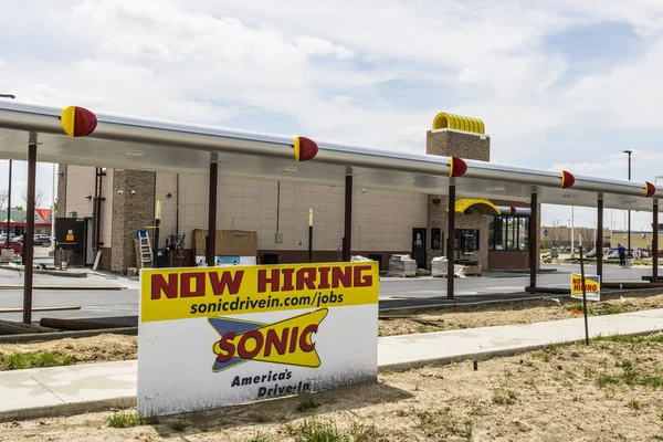 Kokomo - Circa abril 2017: Sonic Drive-In Fast Food Location Under Construction. Sonic é uma corrente V do restaurante da movimentação-em — Fotografia de Stock