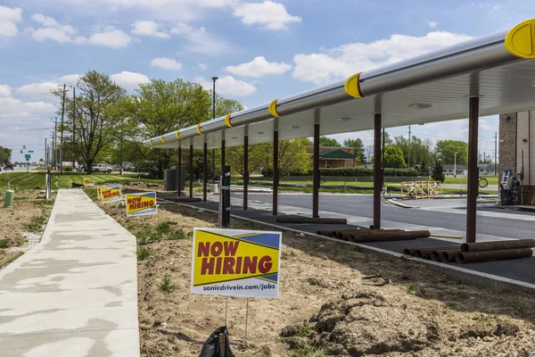 Kokomo - Circa Abril 2017: Sonic Drive-In Fast Food Ubicación En Construcción. Sonic es una cadena de restaurantes Drive-In VI — Foto de Stock