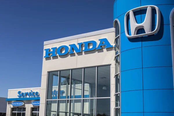 Indianápolis - Circa Mayo 2017: Honda Motor Co. Logo y signo. Honda fabrica uno de los coches más fiables del mundo VI — Foto de Stock