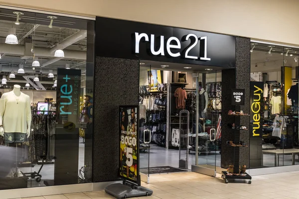 Индиана - Черкизон май 2017 года: rue21 Retail Strip Mall Location. rue21 принадлежит Apax Partners III — стоковое фото