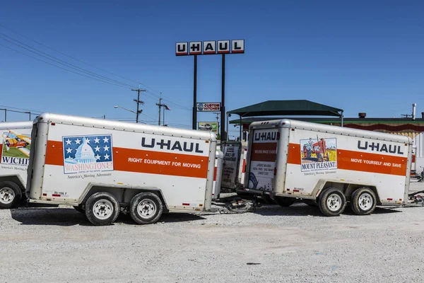 Kokomo - Circa Mayo 2017: U-Haul Moving Truck Rental Location. U - —  Fotos de Stock