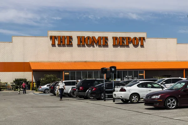 Indianápolis - Circa Mayo 2017: Ubicación del Home Depot. Home Depot es el mayor minorista de mejoras para el hogar en los Estados Unidos V — Foto de Stock