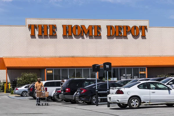 Indianapolis - Circa May 2017: Home Depot Location. Home Depot is the Largest Home Improvement Retailer in the US VI — Stock Photo, Image