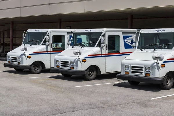 Indianapolis - 2017 május körül: Usps postai Mail kamionok. A Usps felelős részére felszerelt Mail Delivery V — Stock Fotó