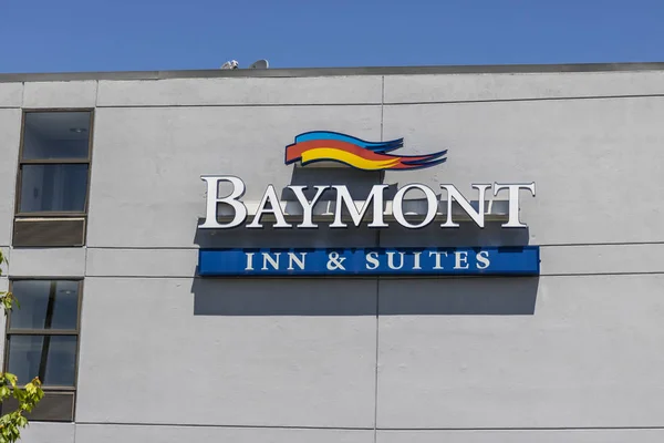 Fishers: Circa May 2017: Baymont Inn & Suites Hotel. Baymont Inn is a hotel franchise owned by Wyndham Worldwide I — Stock Photo, Image