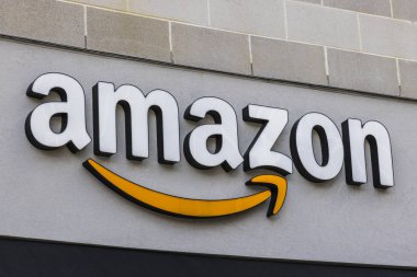 Cincinnati - Mayıs 2017 yaklaşık: Amazon Store U Meydanı'nda. Cincinnati Amazon Amazon's ilk Cincinnati tuğla ve harç VI deposudur