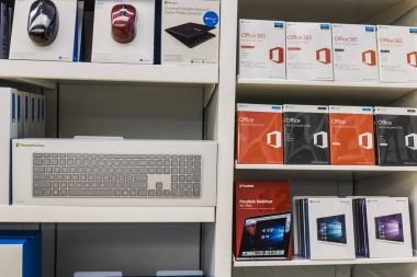 Cincinnati - Mayıs 2017 yaklaşık: Yüzey aksesuarları ve Office 365 yazılım Microsoft Perakende Teknoloji mağazası VII