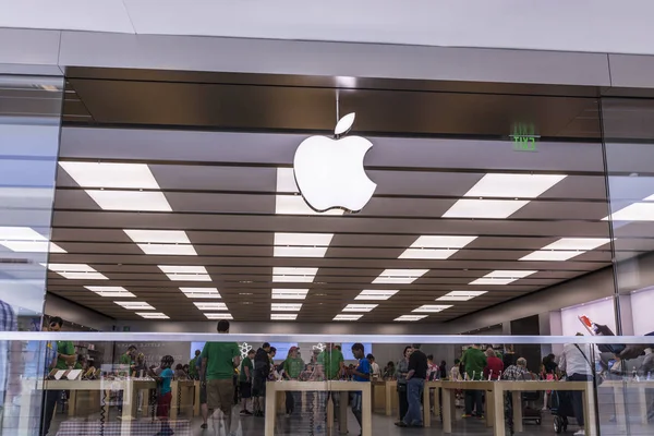 Cincinnati - Mayıs 2017 yaklaşık: Apple Store perakende alışveriş merkezi konumu. Apple satıyor ve Hizmetleri iPhone'lar, ipads, imacs ve Macintosh bilgisayarları ben — Stok fotoğraf