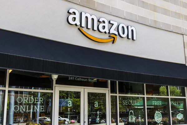 Σινσινάτι - Circa Μαΐου 2017: Κατάστημα στην πλατεία του U του Αμαζονίου. Amazon στο Cincinnati είναι κατάστημα τούβλο-και-κονιάματος πρώτη Σινσινάτι της Amazon Vi — Φωτογραφία Αρχείου
