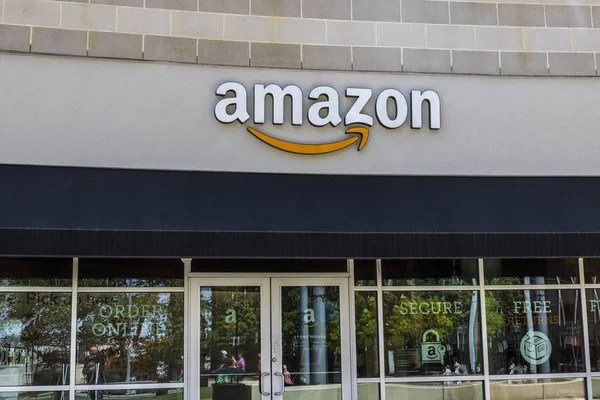 Cincinnati - omstreeks mei 2017: Amazon winkel in de U-plein. Amazon in Cincinnati is Amazon's eerste Cincinnati brick-and-mortar store Vi — Stockfoto
