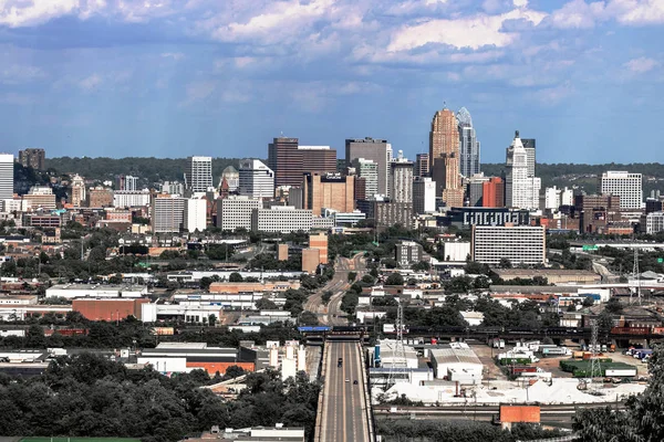 Cincinnati - Circa Mayo 2017: El centro de Cincinnati visto desde el barrio de Incline. Cincinnati es también conocida como la Queen City II — Foto de Stock
