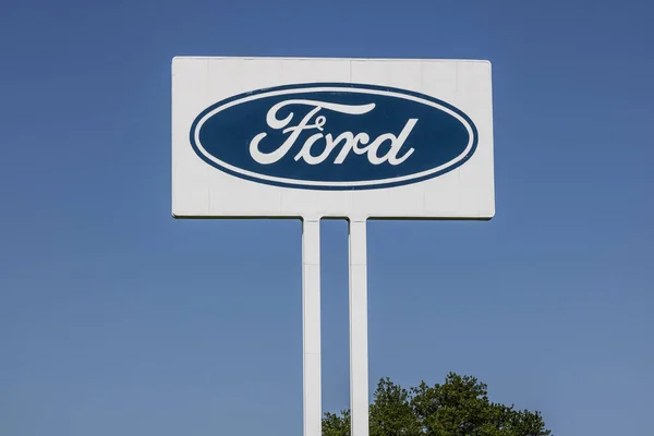 Sharonville - Vers mai 2017 : Logo Ford et signalisation à l'usine de transmission de Sharonville. Cette usine a ouvert en 1958 VI — Photo