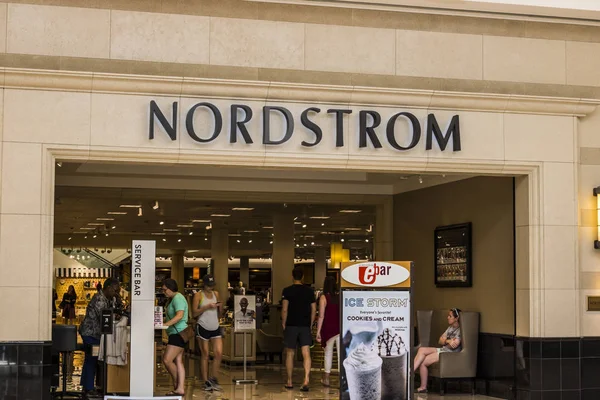 Cincinnati-circa mei 2017: Nordstrom winkelcentrum locatie. Nordstrom staat bekend om haar service en mode VIII — Stockfoto