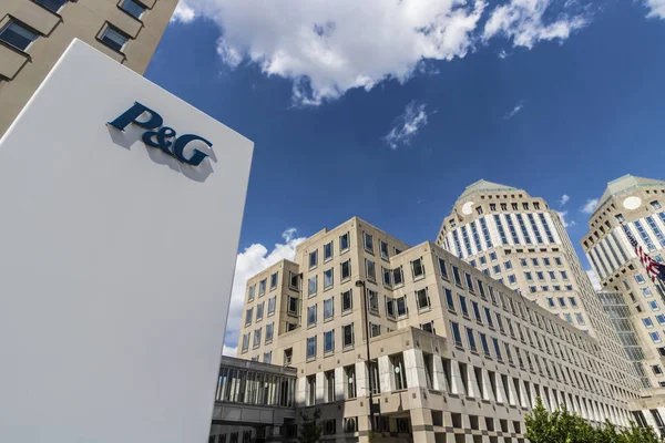 Цинциннати - Circa May 2017: Wide Angle Procter & Gamble Corporate Headquarters. P & G is an American Multinational Consumer Goods Company VII — стоковое фото