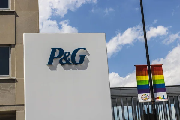 Cincinnati - Circa maj 2017: Procter & Gamble är sponsor av Cincinnati Prideparaden. P & G är en amerikanska multinationella konsumtionsvaror företaget Ii — Stockfoto