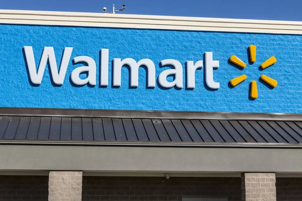 Shelbyville - Circa Mayo 2017: Walmart Retail Location. Walmart es una multinacional estadounidense de Retail Corporation X — Foto de Stock