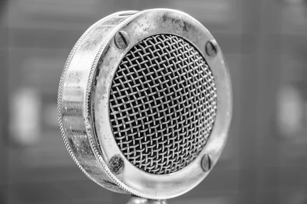 Microfone Vintage antigo de alto contraste com Grille I — Fotografia de Stock