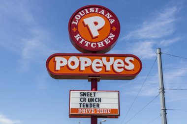Indianapolis - Haziran 2017 yaklaşık: Popeyes Louisiana mutfak Fast Food Restoran. Popeyes, Cajun tarzı kızarmış tavuk V için bilinen