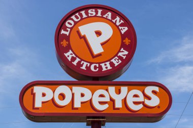 Indianapolis - Haziran 2017 yaklaşık: Popeyes Louisiana mutfak Fast Food Restoran. Popeyes, Cajun tarzı kızarmış tavuk IV için bilinen