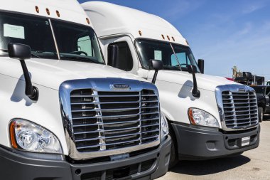 Indianapolis - Haziran 2017 yaklaşık: Freightliner yarı traktör römork kamyon kaplı Satılık VIII için