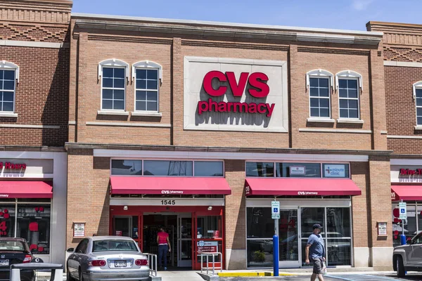 Indianápolis - Circa junio 2017: CVS Pharmacy Retail Location. CVS es la cadena farmacéutica más grande de los Estados Unidos VII — Foto de Stock