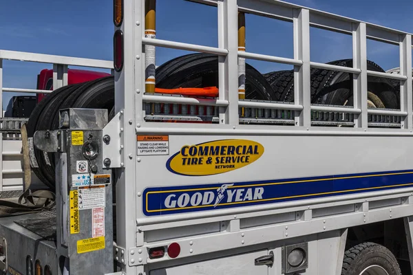 Indianapolis - Haziran 2017 yaklaşık: Goodyear ticari lastik ve servis aracı. Goodyear lastikleri ve büyük teçhizat yarı traktör römork kamyon III için hizmetleri sağlar — Stok fotoğraf