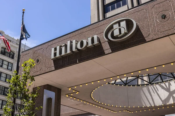 Indianápolis - Circa Junio 2017: Ubicación del Hotel Downtown Hilton. Hilton es una marca global de hoteles de servicio completo V —  Fotos de Stock