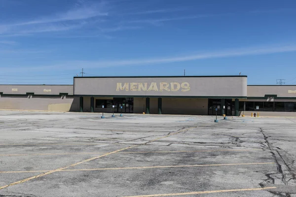 Indianápolis - Circa Junio 2017: Recientemente cerrado Menards Ubicación de la mejora del hogar. Las tiendas minoristas están bajo presión de los sitios de compras por Internet II — Foto de Stock