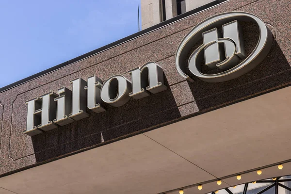 Indianápolis - Circa Junio 2017: Ubicación del Hotel Downtown Hilton. Hilton es una marca global de hoteles de servicio completo VI — Foto de Stock