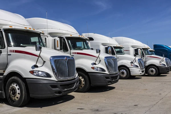 Indianapolis - Circa juni 2017: Navistar International Semi trekker Trailer Trucks bekleed voor verkoop Vi — Stockfoto