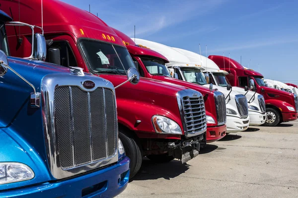 Indianapolis - Circa June 2017: Colorful Semi Tractor Trailer Trucks Lined up for Sale IX — Stock Photo, Image