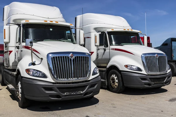 Indianapolis - Circa juni 2017: Navistar International Semi trekker Trailer Trucks bekleed voor verkoop Vii — Stockfoto