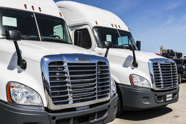 Indianapolis - Circa juni 2017: Freightliner Semi trekker Trailer Trucks bekleed voor verkoop Viii — Stockfoto