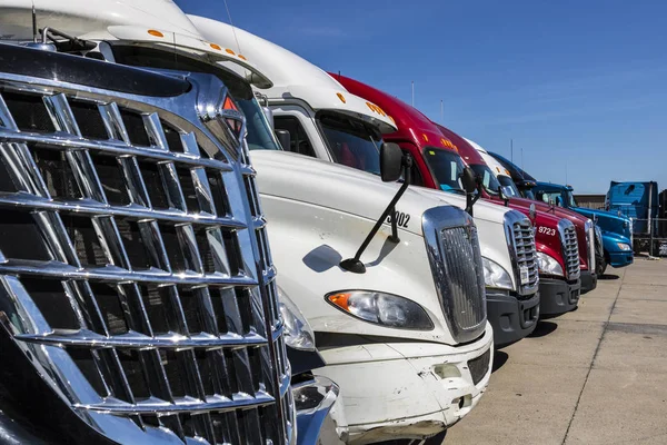 Indianápolis - Circa junio 2017: Coloridos camiones semirremolque tractor alineados para la venta XIII — Foto de Stock