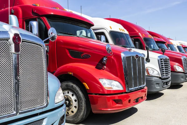 인디애나-6 월 2017 년경: 화려한 세미 트랙터 트레일러 트럭 줄지어 판매 14 세까지 — 스톡 사진