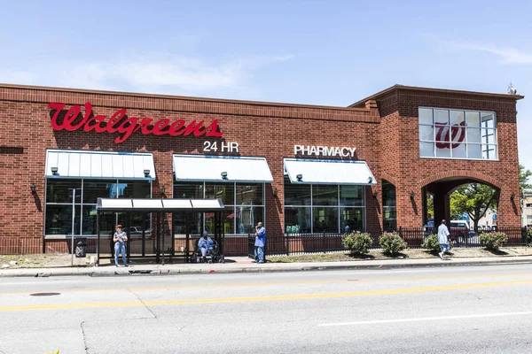 Indianápolis - Circa junio 2017: Walgreens Retail Location. Walgreens es una empresa farmacéutica estadounidense XIII — Foto de Stock