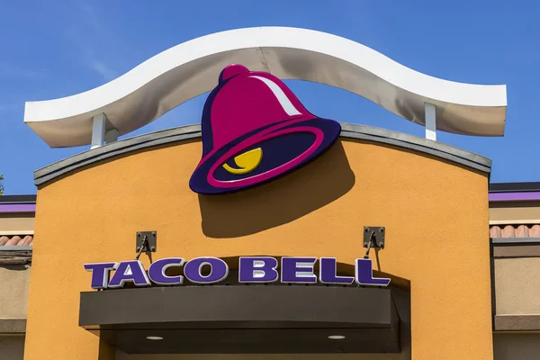 Indianápolis - Circa Junio 2017: Taco Bell Retail Fast Food Location. Taco Bell es una subsidiaria de Yum! Marcas V — Foto de Stock