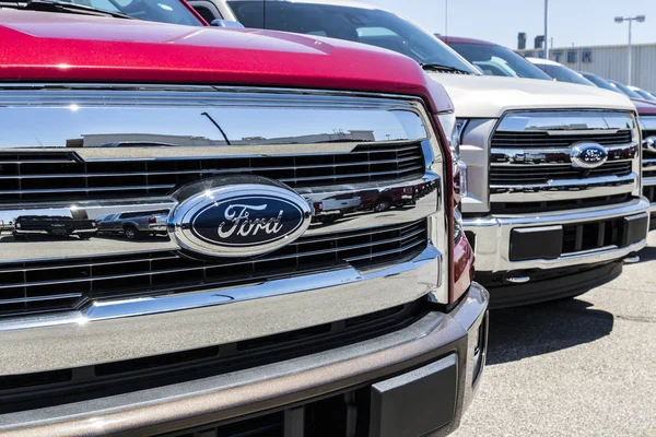 Июнь 2017 года: местный автомобиль Ford и грузовик Dealership. Ford продает продукцию под марками Lincoln и Motorcraft IX — стоковое фото