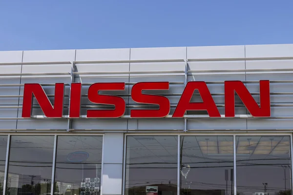 Lafayette - Circa 2017. június: Logó, és indítótárcsa a Nissan autó és Suv márkakereskedés. Nissan része a Renaultnissan Szövetség VI. — Stock Fotó