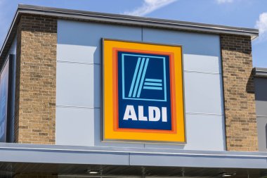 Indianapolis - Haziran 2017 yaklaşık: Aldi indirim süpermarket. Bakkal öğeler, üretmek, et ve süt ürünleri, indirimli fiyatlarla VIII de dahil olmak üzere bir dizi aldi satıyor